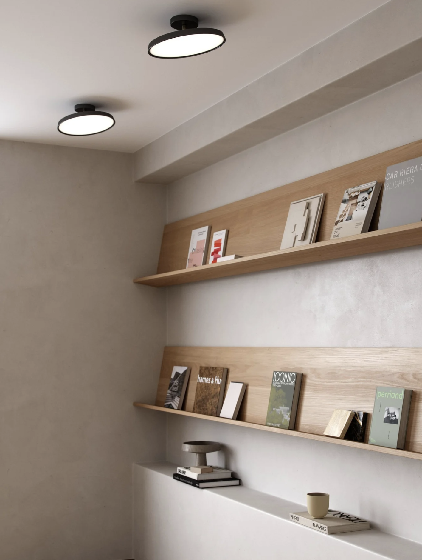 KAITO 30|40 Candeeiros de teto redondos pretos e prateleiras de madeira com livros num ambiente interior minimalista