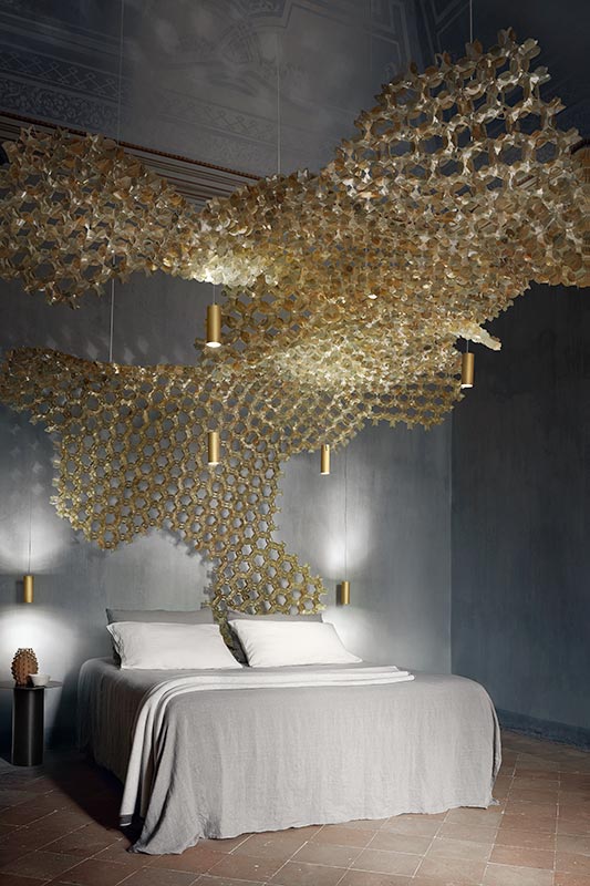 NUVEM Veludo Quarto minimalista com cama cinza e teto decorativo dourado suspenso