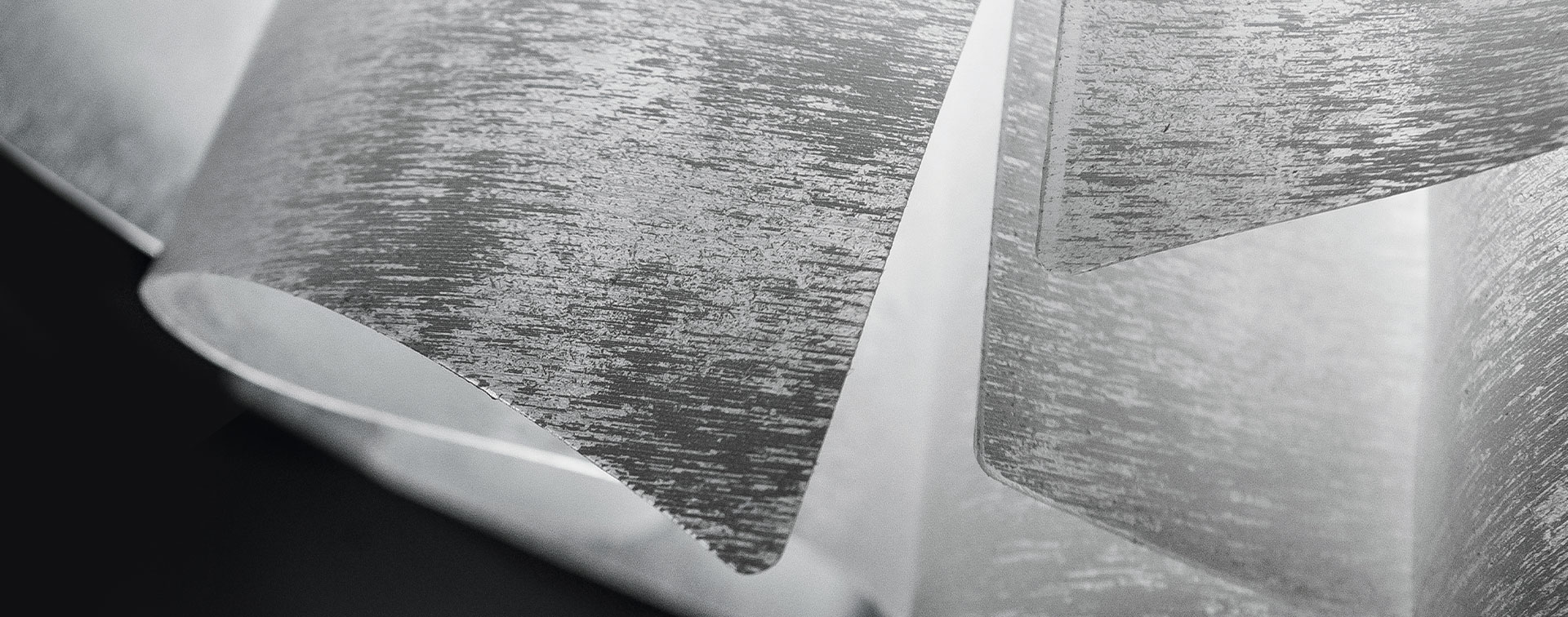 VELI COUTURE by Adriano Rachele Tecido branco transparente com textura prateada e dobras suaves