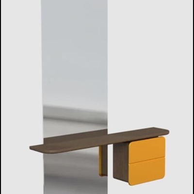 Espelho de parede com prateleira em madeira e gaveta amarela.