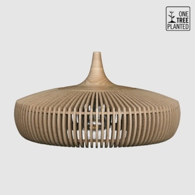 Luminária de teto em madeira com design em ripas curvas e selo One Tree Planted