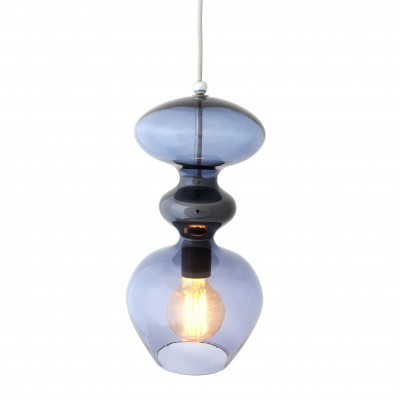 Candeeiro pendente azul de vidro com lâmpada visível suspenso em fundo branco