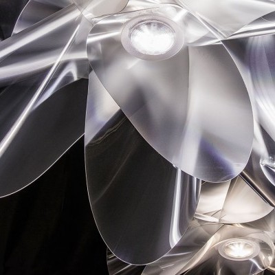 Ventoinha de teto translúcida com lâmina curva em plástico