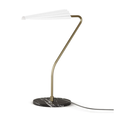 Candeeiro de mesa com base de mármore preto, haste dourada curvada e cúpula branca dobrada