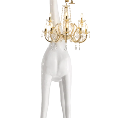 Escultura branca de girafa com lustre dourado pendurado na boca