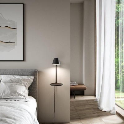 Luminária de parede preta com prateleira integrada ao lado de cama branca e janela com cortinas brancas