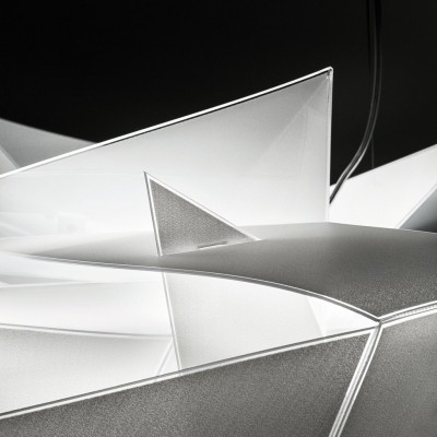 Luminária geométrica com superfícies brancas e cinzentas em relevo