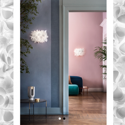 Candeeiros de parede brancos em interior com paredes azul e rosa e chão de madeira