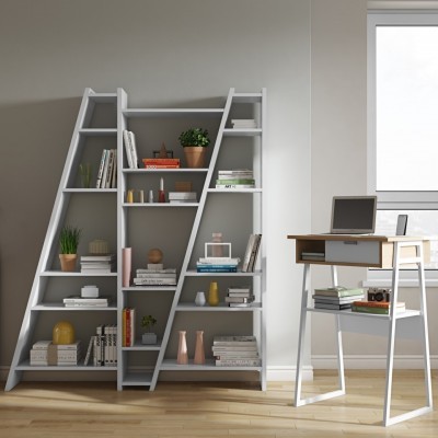 Estante branca tipo escada com livros e plantas, secretária moderna com computador portátil ao lado