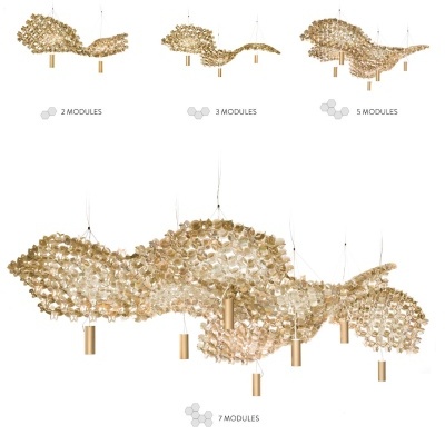 Lustre modular suspenso dourado com forma ondulada e elementos translúcidos