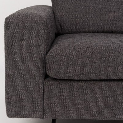 Sofá cinzento escuro com braço largo e pernas metálicas pretas