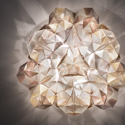 Luminária decorativa de parede com padrões geométricos tridimensionais e luz integrada