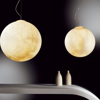 Duas lâmpadas esféricas creme penduradas sobre uma superfície cinza com duas garrafas pequenas