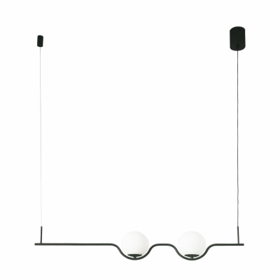 candeeiro suspenso com estrutura preta e globos brancos