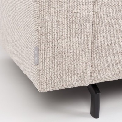 Canto de sofá bege com tecido texturizado e pés pretos sobre fundo branco