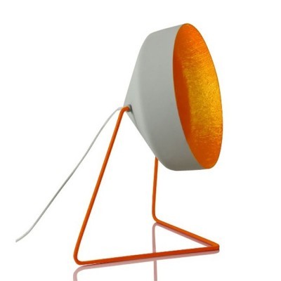 Candeeiro de mesa branco com interior laranja e suporte triangular laranja