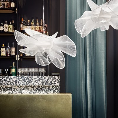 Lustres brancos translúcidos abstratos em bar elegante com balcão de pedra e prateleiras com garrafas