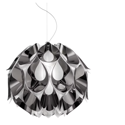 Lustre pendente prateado com design em camadas curvas