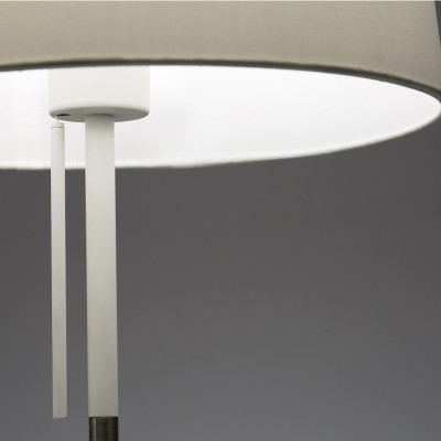 Abajur de pé branco com base metálica prateada e duas hastes finas