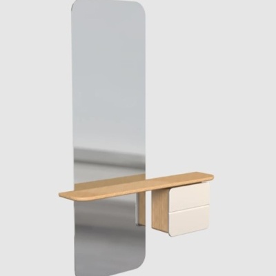 Espelho vertical com prateleira de madeira clara e duas gavetas brancas suspensas