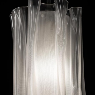 Candeeiro suspenso translúcido branco com design ondulado