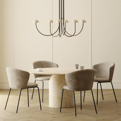 Conjunto de sala de jantar com mesa redonda em pedra clara e quatro cadeiras estofadas bege com pernas pretas