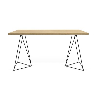 Mesa com tampo de madeira clara e pernas triangulares pretas