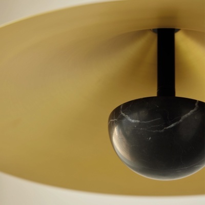 Luminária pendente amarela com detalhe em pedra negra