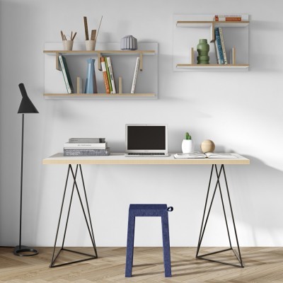 Espaço de trabalho minimalista com secretária, banco azul, candeeiro de pé e prateleiras com livros e decoração