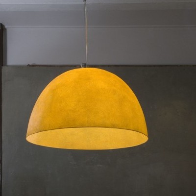 Luminária pendente amarela em formato de cúpula