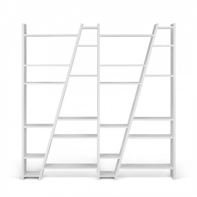 Estante branca moderna com prateleiras e design tipo escada