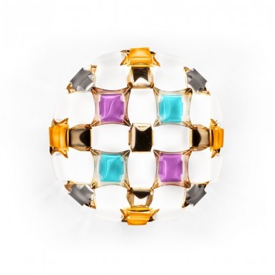 Anel colorido com design geométrico em fundo branco