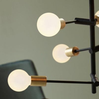 Candeeiro moderno com lâmpadas esféricas brancas e estrutura preta e dourada