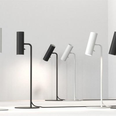 Lâmpadas de candeeiro preto e branco minimalistas em fundo branco