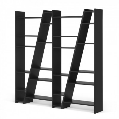 Estante preta de madeira ou MDF com prateleiras inclinadas e design moderno