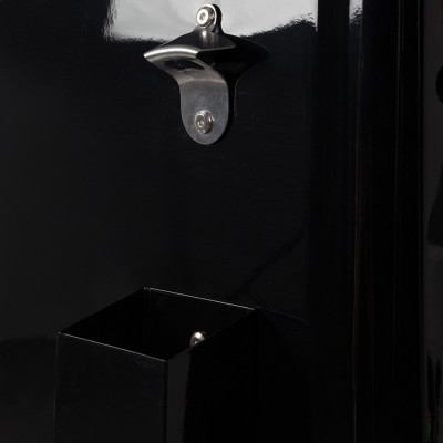 Abridor de garrafas metálico numa superfície preta com recipiente abaixo