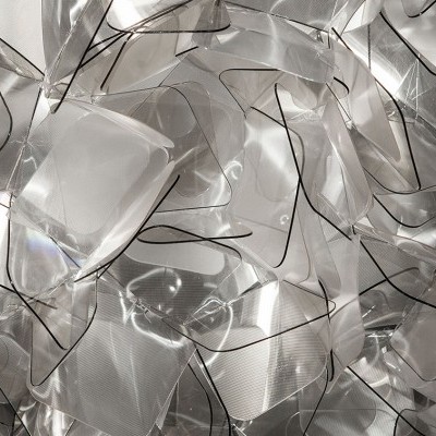 Blocos translúcidos quadrados de plástico sobre fundo cinzento