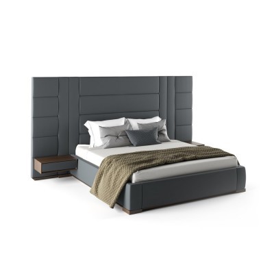 Cama estofada cinza com cabeceira alta e mesas de cabeceira suspensas