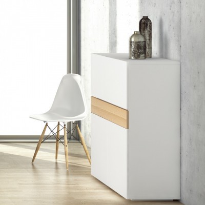 Móvel de arrumação branco com detalhe em madeira e cadeira branca com pernas de madeira