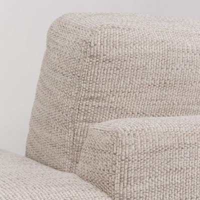 Sofá bege com tecido de textura grossa e padrão quadrado