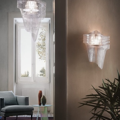 Lâmpadas modernas de vidro em sala com decoração contemporânea