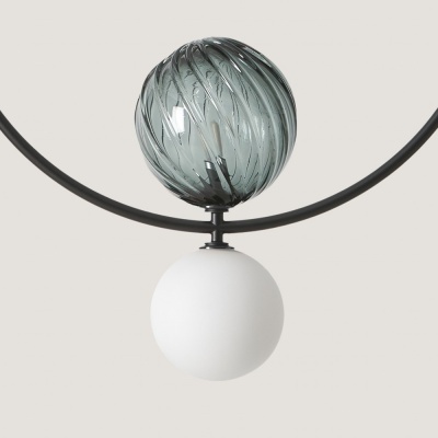 Colar moderno com esferas em vidro cinza e branco numa estrutura preta