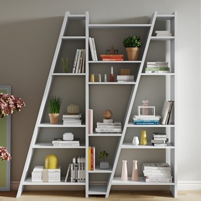 Estante branca assimétrica com livros e decoração