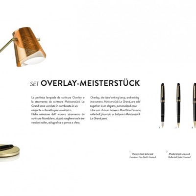 Candeeiro de mesa com abajur em madeira e três canetas pretas com detalhes dourados