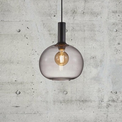 Candeeiro suspenso com cúpula de vidro fumado e lâmpada visível