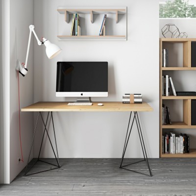 Mesa de escritório com computador, lâmpada branca, estantes e livros