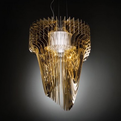 Candeeiro de teto em metal dourado com design complexo e lâmpada exposta