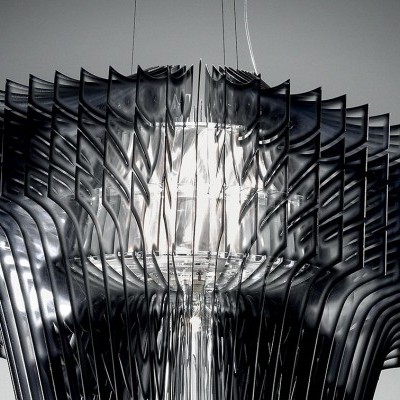 Luminária suspensa moderna de metal preto com design geométrico