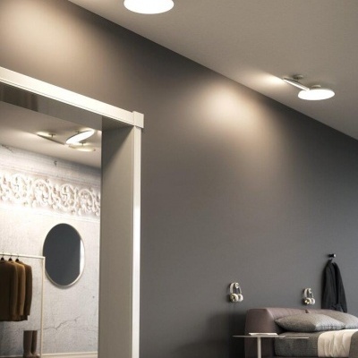 Espaço interior moderno com parede cinzenta e sofá cinzento escuro