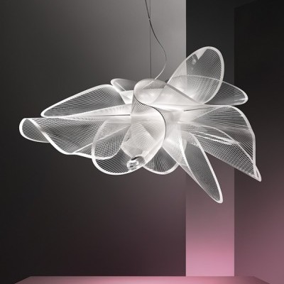 Candeeiro de teto translúcido com design ondulado e suspensão por cabo